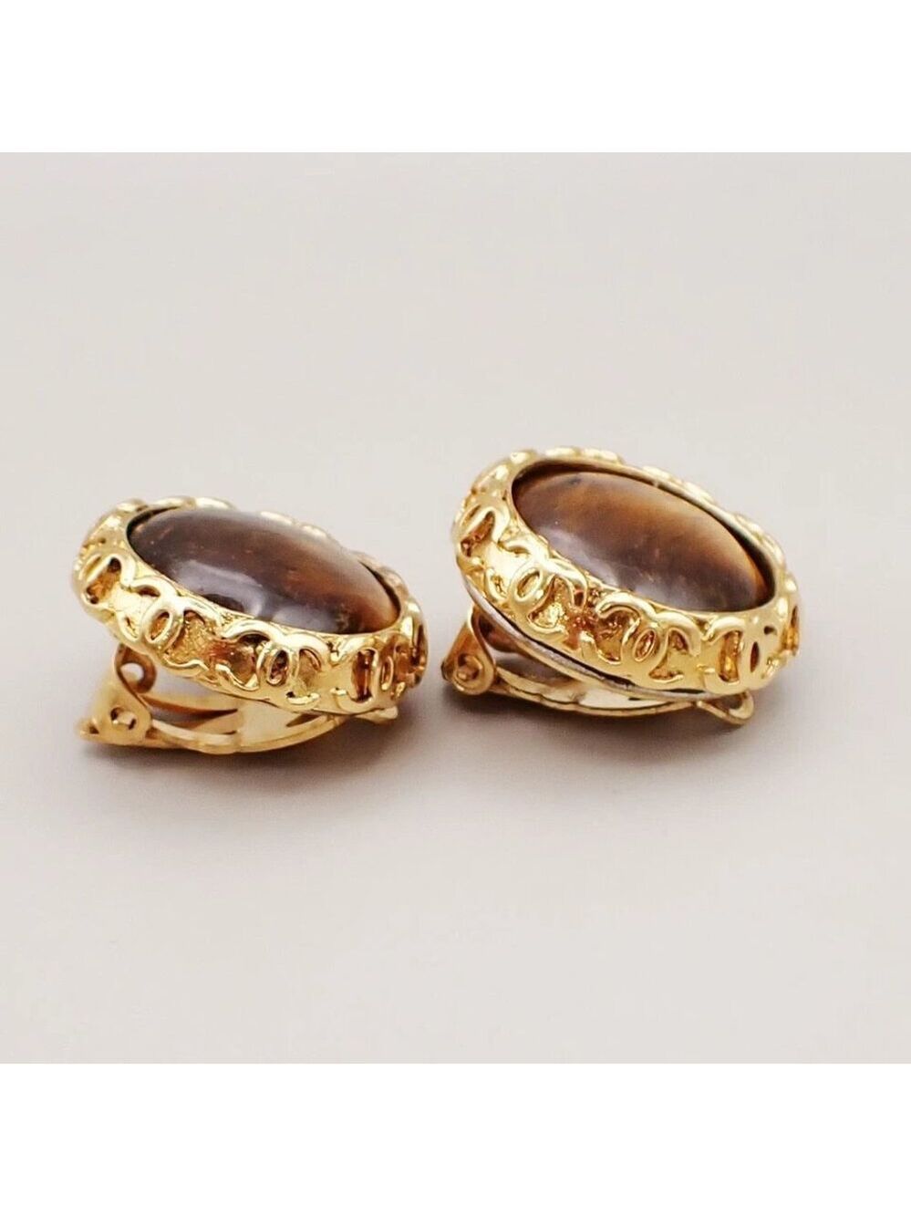 CHANEL CC ogo Tiger Eye Round Button Earrings 94P Clip-On GHW Vintage 298-082025 - Picture 4 of 11